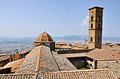 Volterra, il battistero e il campanile della cattedrale visti dal palazzo dei Priori.